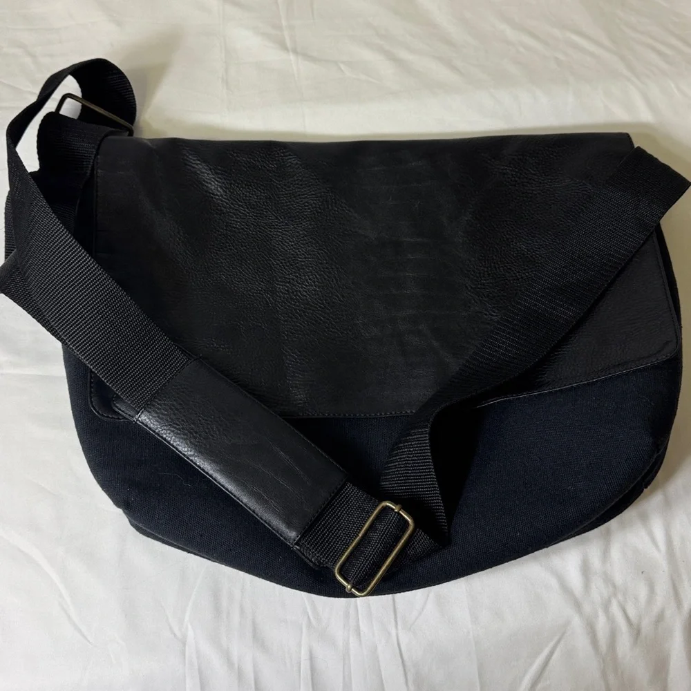 Attitude Black Leather & Canvas Messenger Bag Crossbody‎ Adjustable Strap